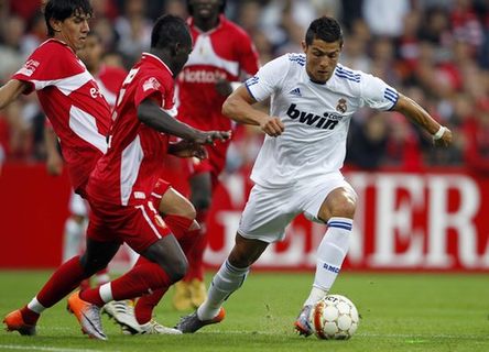 Cristiano Ronaldo presenta perfectamente, Van der Vaart tira un golozo