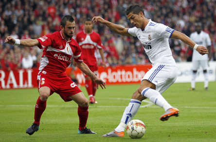 Cristiano Ronaldo presenta perfectamente, Van der Vaart tira un golozo