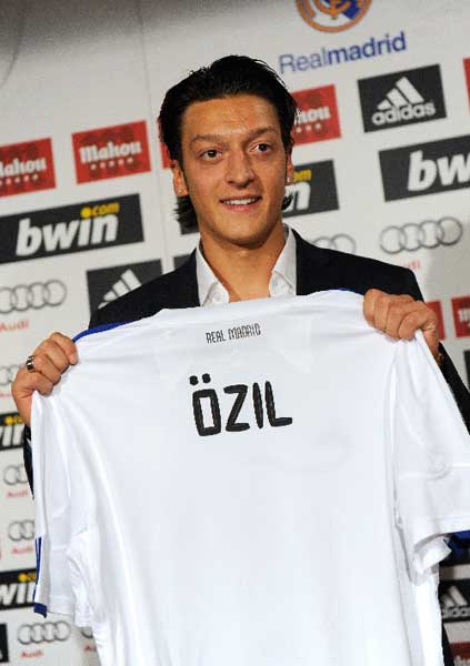 Mesut Özil presenta formalmente en Real Madrid