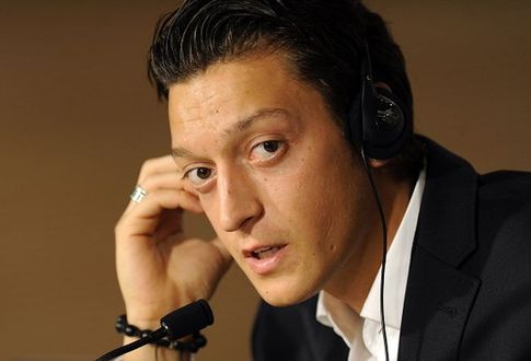 Mesut Özil presenta formalmente en Real Madrid