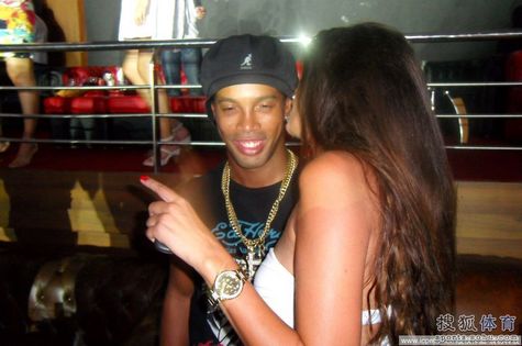 Ronaldinho sale de noche con la guapa sexy