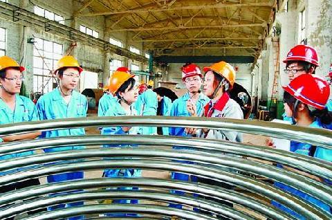 En Dongying, los universitarios hacen prácticas en fábricas en sus vacaciones de verano 1