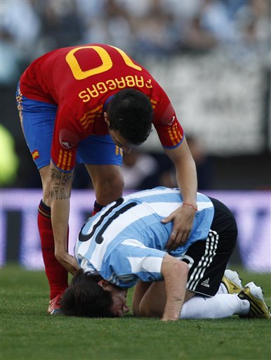 Argentina derrota a la selección española con 4-1, Messi besa al emblema