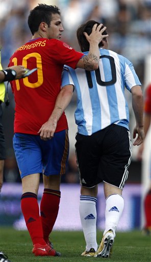 Argentina derrota a la selección española con 4-1, Messi besa al emblema