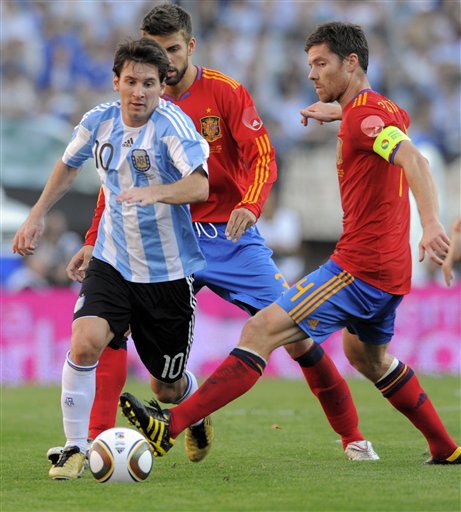 Argentina derrota a la selección española con 4-1, Messi besa al emblema