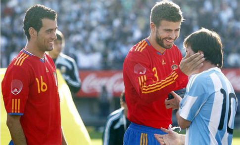 Argentina derrota a la selección española 4-1, Messi besa al _Spanish.china.org.cn_中国最权威的西班牙语新闻网站