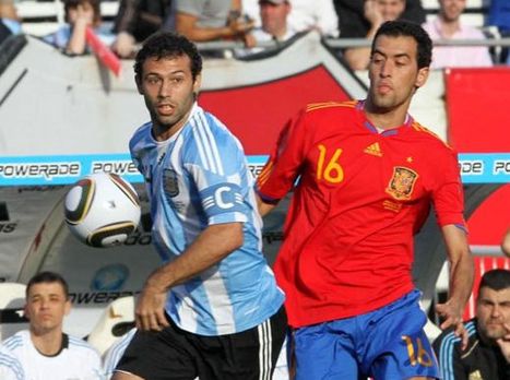 Argentina derrota a la selección española con 4-1, Messi besa al emblema