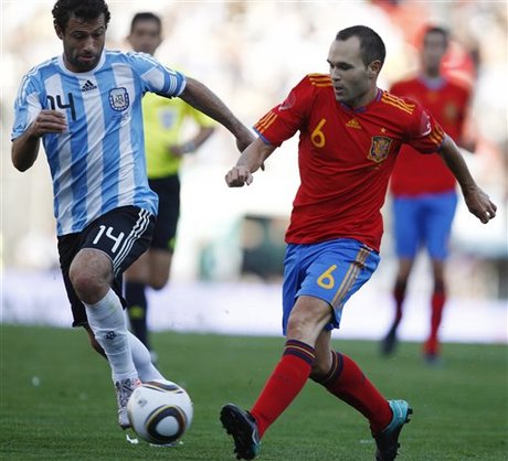 Argentina derrota a la selección española con 4-1, Messi besa al emblema