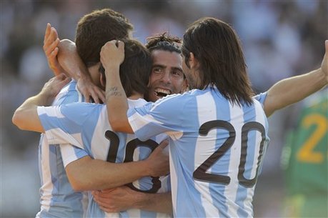 Argentina derrota a la selección española con 4-1, Messi besa al emblema