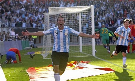 Argentina derrota a la selección española con 4-1, Messi besa al emblema