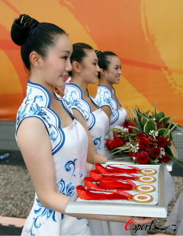 Las chinas guapas y sexys con ropa de porcelana azul y blanca