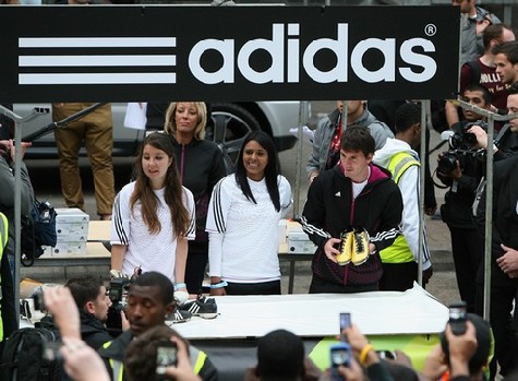 Messi asiste a la venta de Adidas