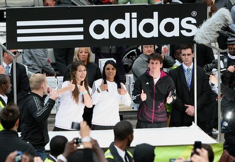 Messi asiste a la venta de Adidas