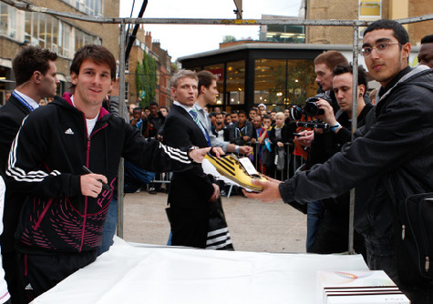 Messi asiste a la venta de Adidas