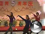 La danza por Cai Youya y otras empleadas del departamento multilíngüe