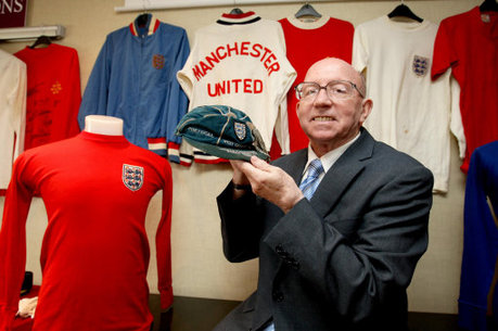 El ex jugador Nobby Peter Stiles, de Manchester United, subasta los recuerdos de la Copa Mundial.