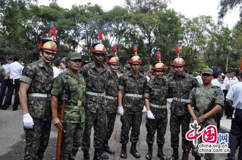 México-desfile-ejército-extranjero-Bicentenario 6