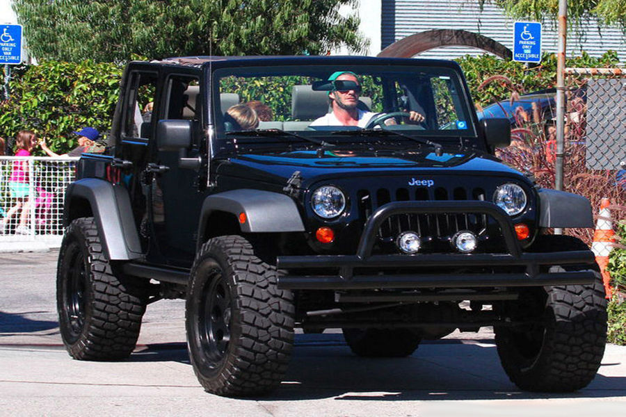 Beckham recoje a su hijo con Jeep