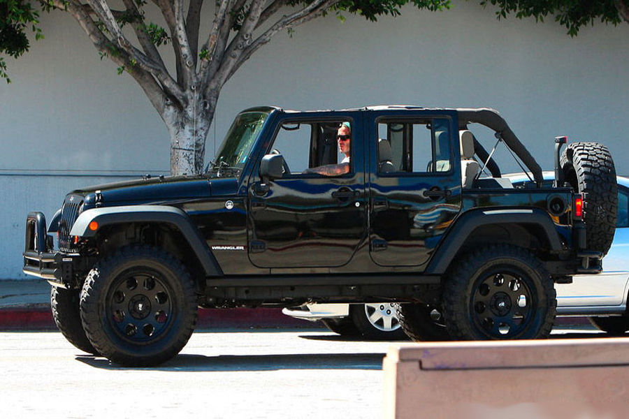 Beckham recoje a su hijo con Jeep