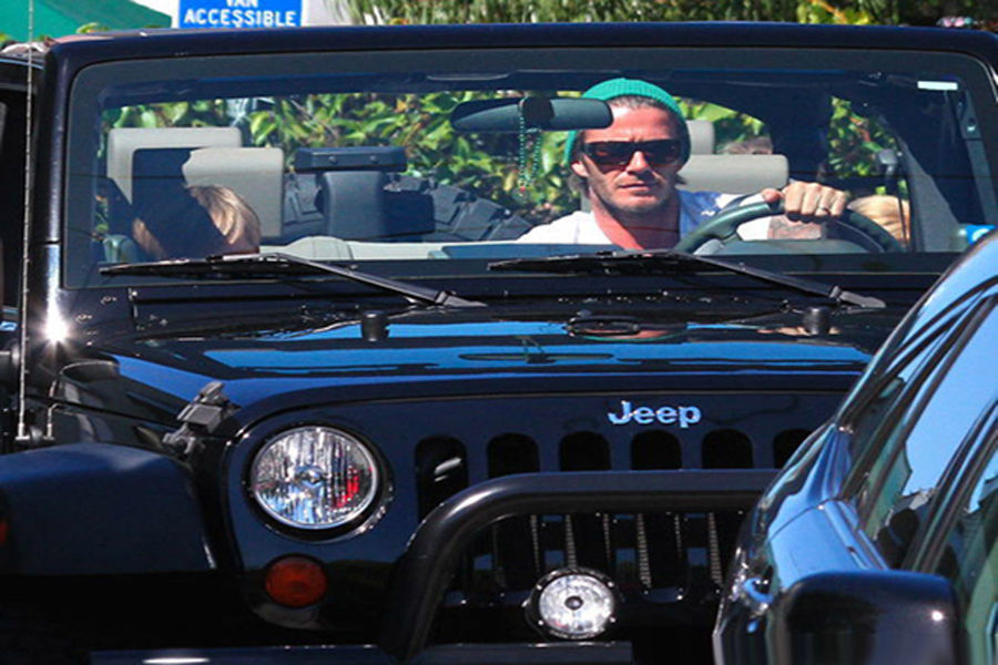 Beckham recoje a su hijo con Jeep