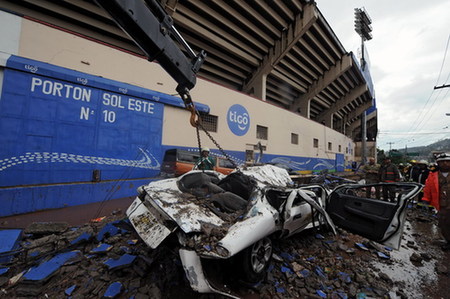 9Se desploma el palco del estadio de fúbtol en Honduras 