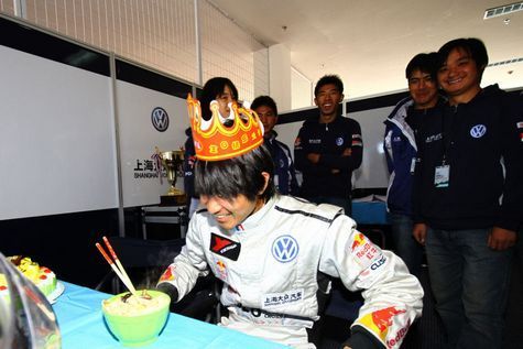 Han Han, el piloto de carreras profesional y el bloquero más popular de China, pasa su cumpleaños de 28 años