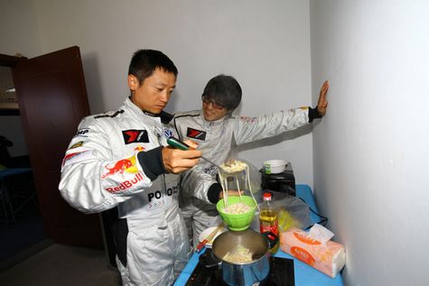 Han Han, el piloto de carreras profesional y el bloquero más popular de China, pasa su cumpleaños de 28 años