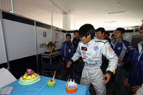 Han Han, el piloto de carreras profesional y el bloquero más popular de China, pasa su cumpleaños de 28 años