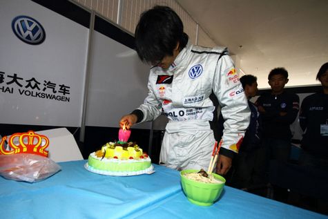 Han Han, el piloto de carreras profesional y el bloquero más popular de China, pasa su cumpleaños de 28 años