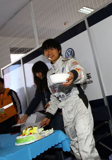 Han Han, el piloto de carreras profesional y el bloquero más popular de China, pasa su cumpleaños de 28 años