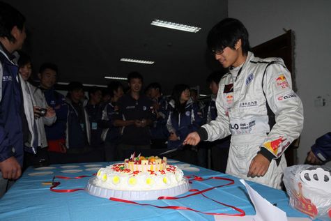 Han Han, el piloto de carreras profesional y el bloquero más popular de China, pasa su cumpleaños de 28 años