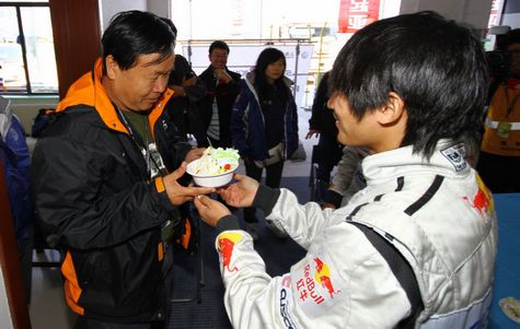 Han Han, el piloto de carreras profesional y el bloquero más popular de China, pasa su cumpleaños de 28 años