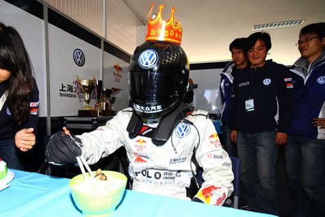 Han Han, el piloto de carreras profesional y el bloquero más popular de China, pasa su cumpleaños de 28 años