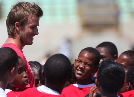 Beckham juega con los chicos de la Escuela de Fútbol de Beckham