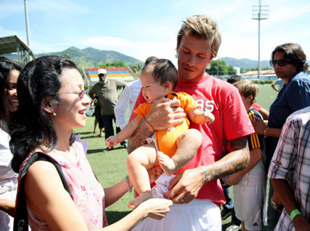 Beckham juega con los chicos de la Escuela de Fútbol de Beckham