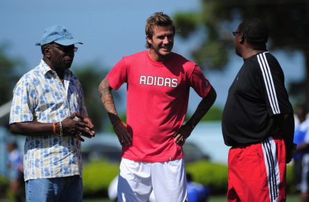 Beckham juega con los chicos de la Escuela de Fútbol de Beckham