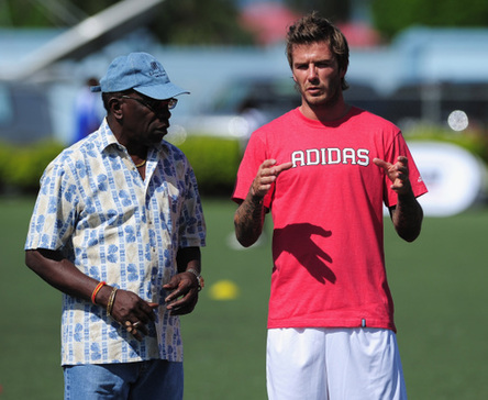 Beckham juega con los chicos de la Escuela de Fútbol de Beckham