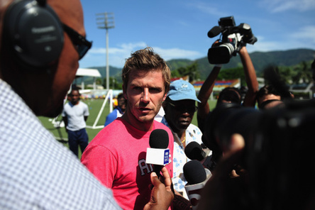 Beckham juega con los chicos de la Escuela de Fútbol de Beckham