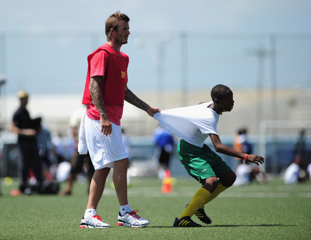 Beckham juega con los chicos de la Escuela de Fútbol de Beckham