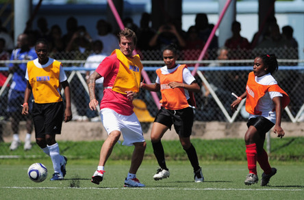 Beckham juega con los chicos de la Escuela de Fútbol de Beckham