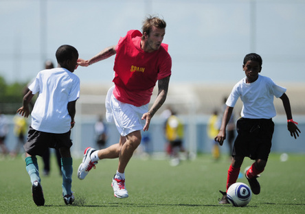 Beckham juega con los chicos de la Escuela de Fútbol de Beckham