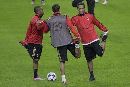 Ronaldinho presenta en el entrenamiento de AC Milan con un buen humor