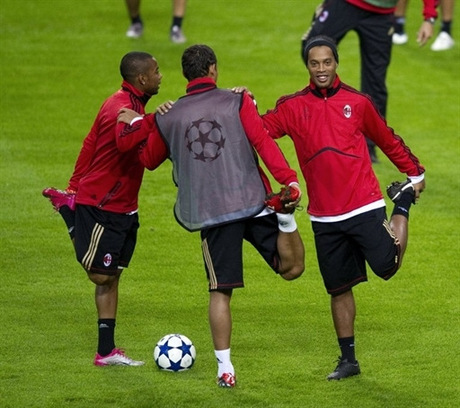 Ronaldinho presenta en el entrenamiento de AC Milan con un buen humor