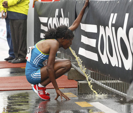 La campeona de la Carrera Maratónica vomita cuando llega al final