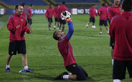 Messi presenta alegre en el entrenamiento del Barça