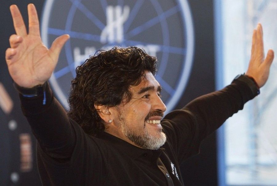 Maradona asiste a una actividad de beneficencia en Moscú