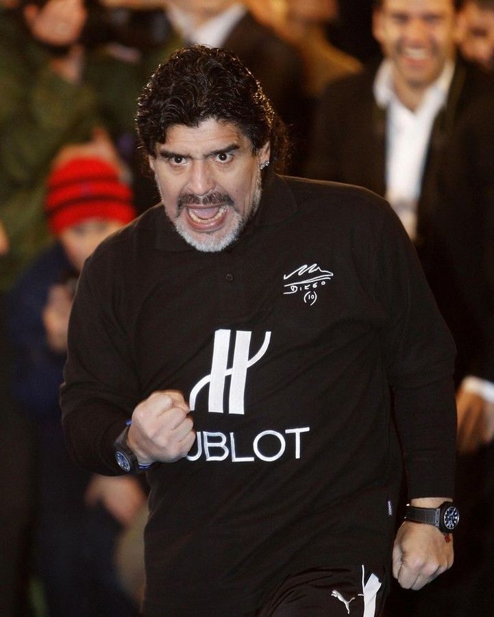 Maradona asiste a una actividad de beneficencia en Moscú