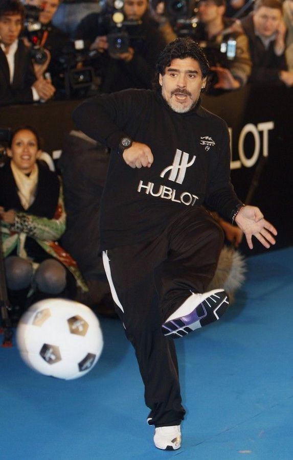 Maradona asiste a una actividad de beneficencia en Moscú