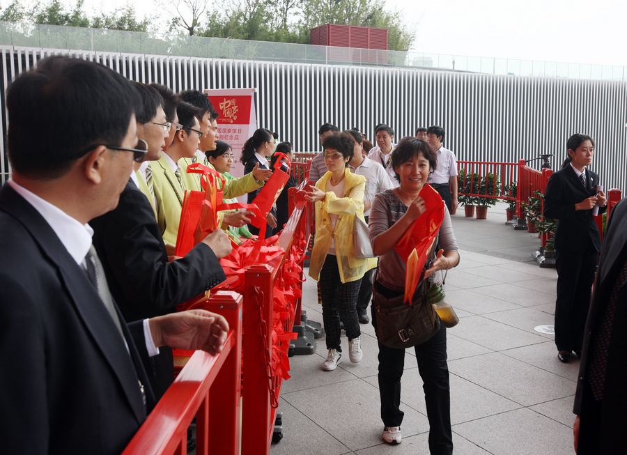 Los visitantes reciben los regalos del Pabellón de China