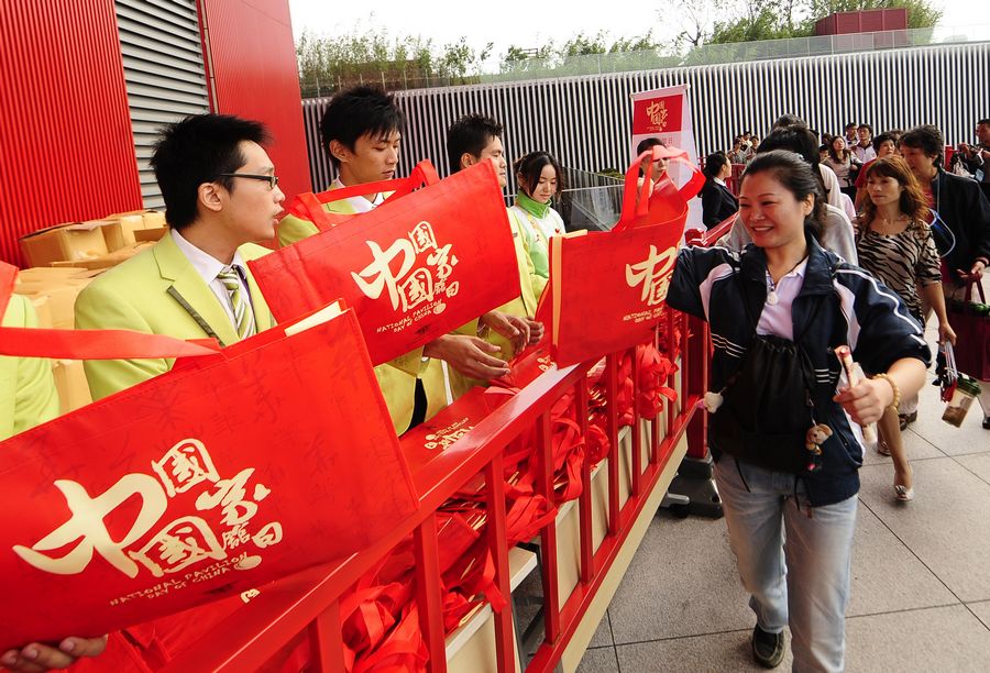 Los visitantes reciben los regalos del Pabellón de China